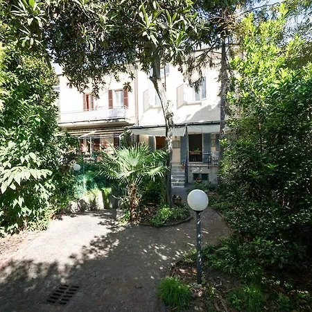 Classy Large House With Garden In Centre