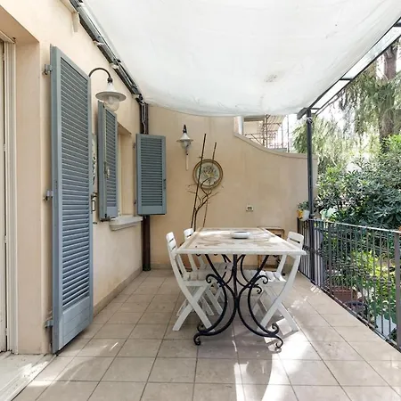 Classy Large House With Garden In Centre Feriehus Rimini