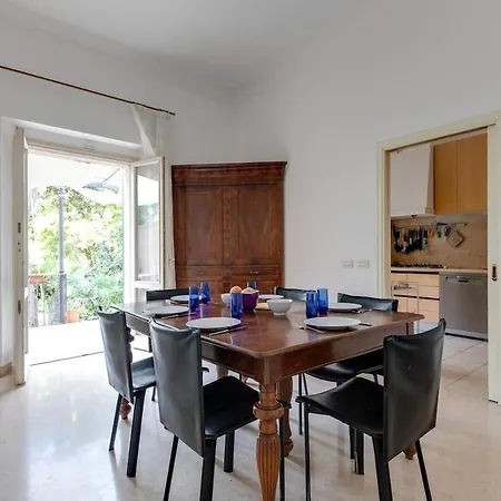 Classy Large House With Garden In Centre Feriehus Rimini