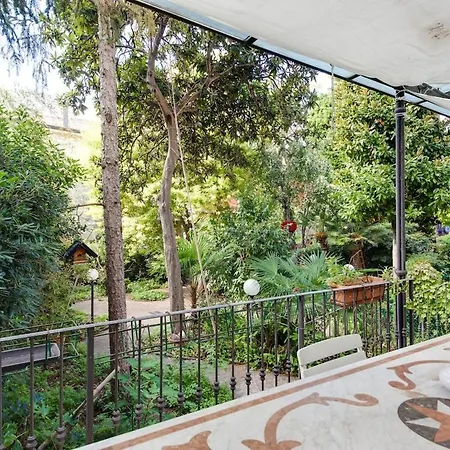 Classy Large House With Garden In Centre *