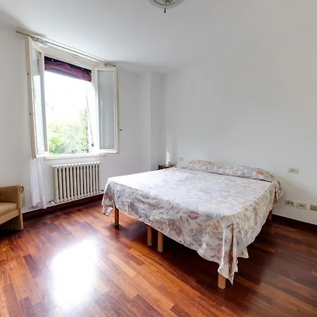 Classy Large House With Garden In Centre Feriehus