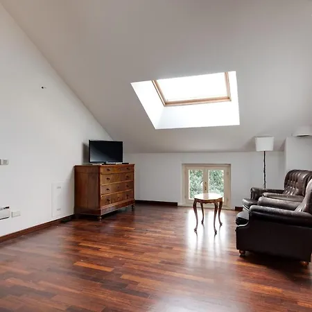 Classy Large House With Garden In Centre *