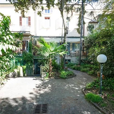 Classy Large House With Garden In Centre