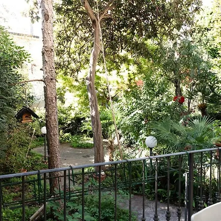 Classy Large House With Garden In Centre Feriehus